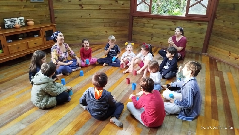 Roda de música infantil com bebês