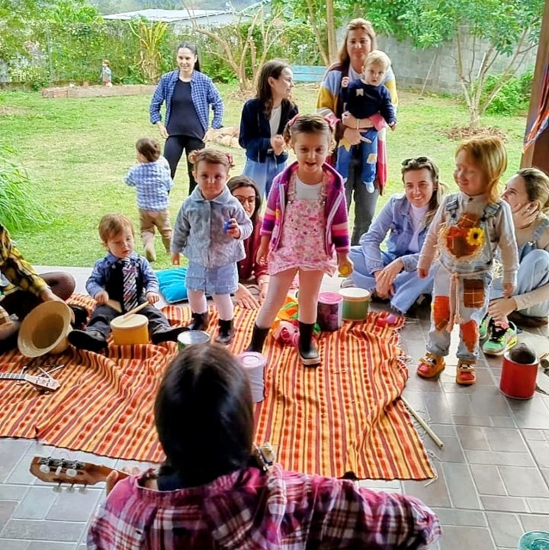 Aula de musicalização com pais e filhos na Acordes Mágicos