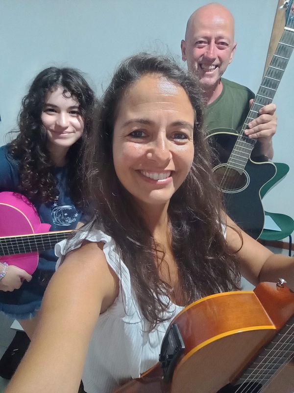 Iniciação musical prática de canto e violão - Acordes Mágicos
