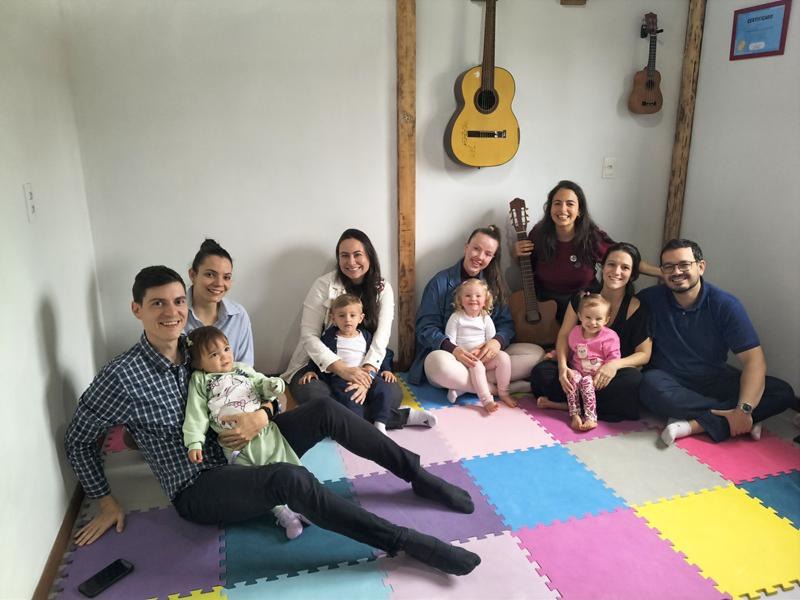 Fernanda em roda com as crianças na Acordes Mágicos