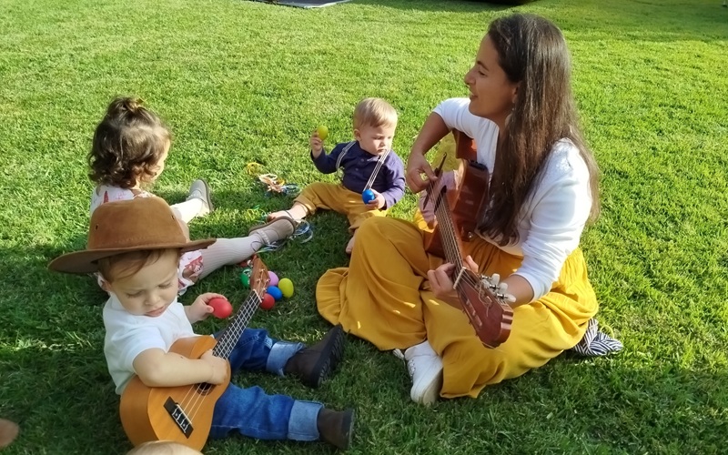 Criança vivenciando a música