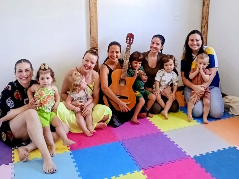 Mãe e filho sorrindo na aula de música